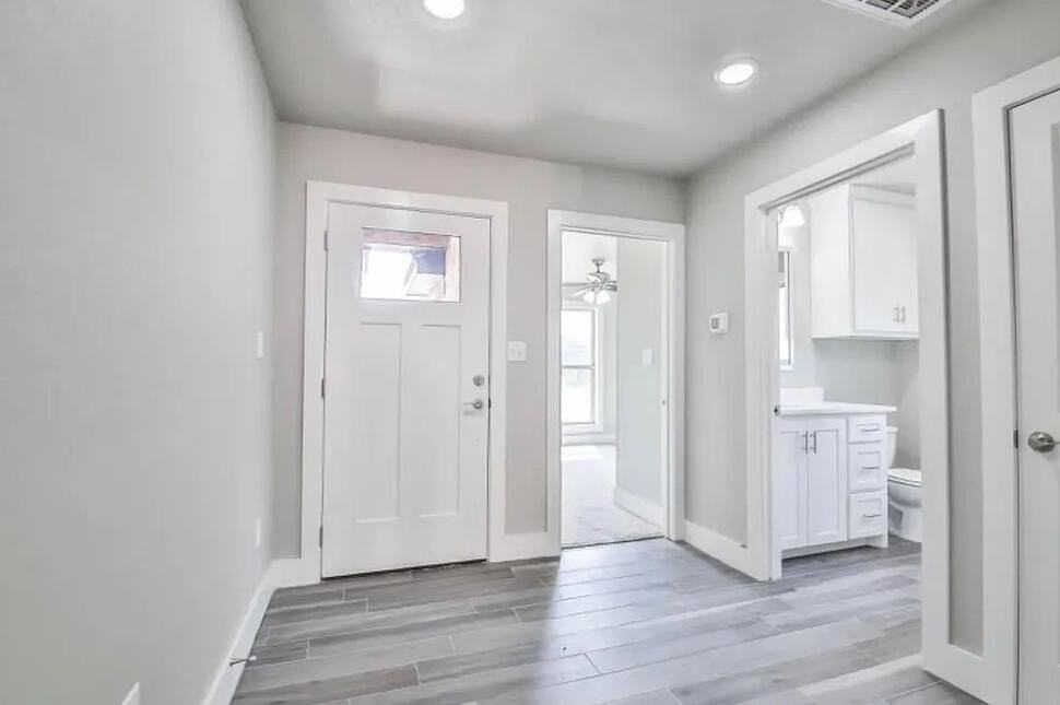 7726 96th St - Photo 2 of 17