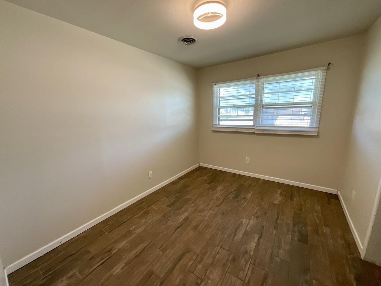 4902 6th St - Photo 6 of 11