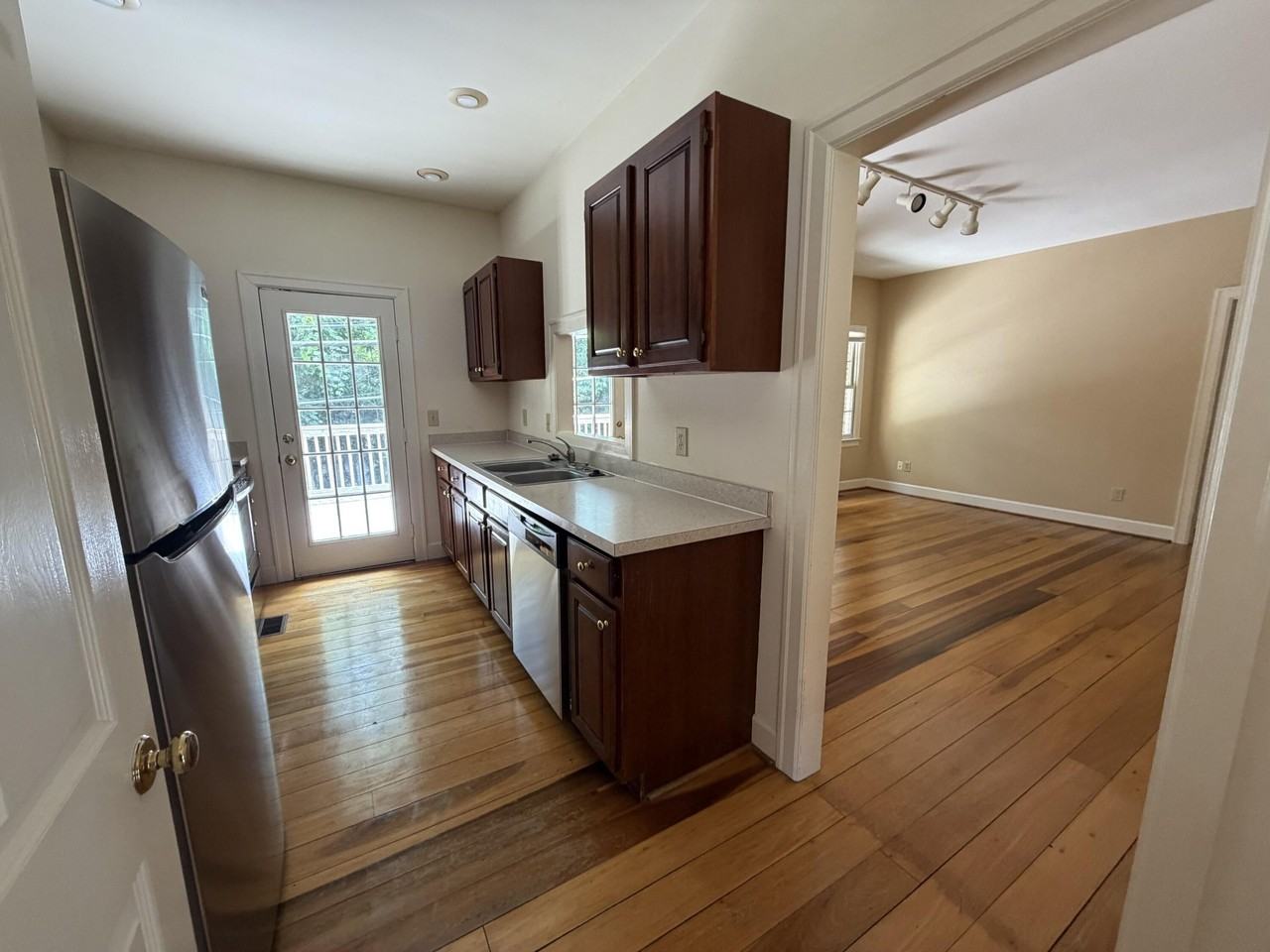 1112 Pepperhill Cir - Photo 7 of 31
