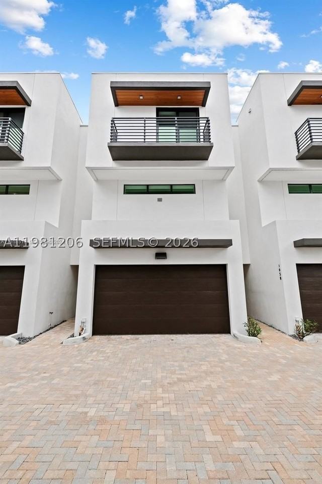 1056 N Victoria Park Rd - Photo 3 of 36