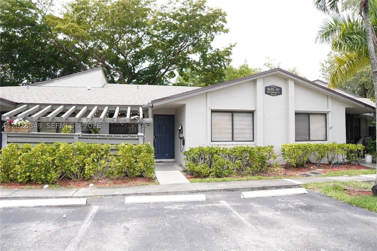 453 Lakeview Dr #2