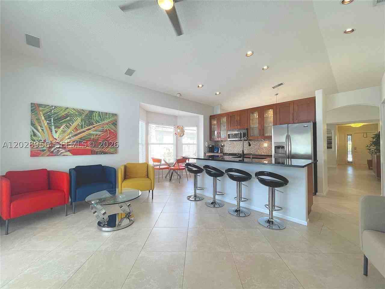 4923 Sw 33rd Way #4923 - Photo 3 of 28