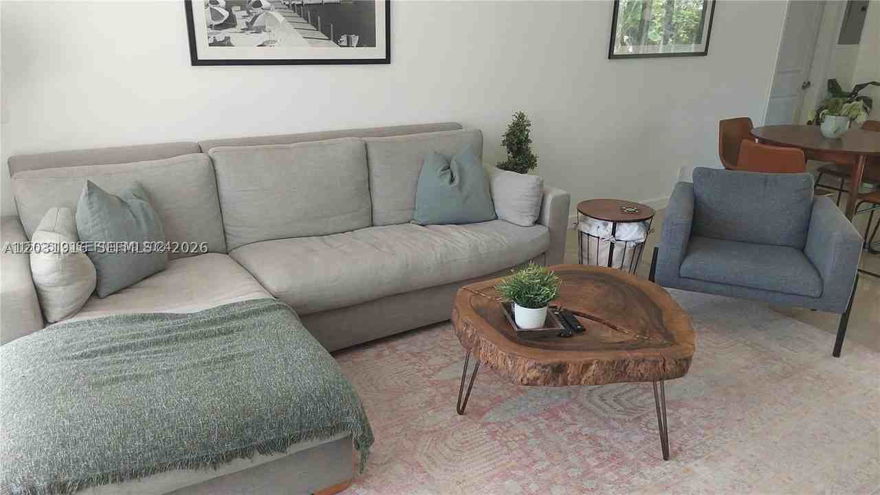 1401 Sw 32nd Ct - Photo 5 of 17