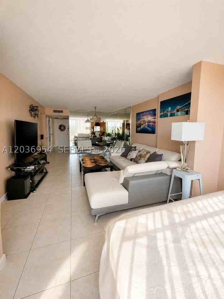 1000 Parkview Dr #505 - Photo 4 of 22