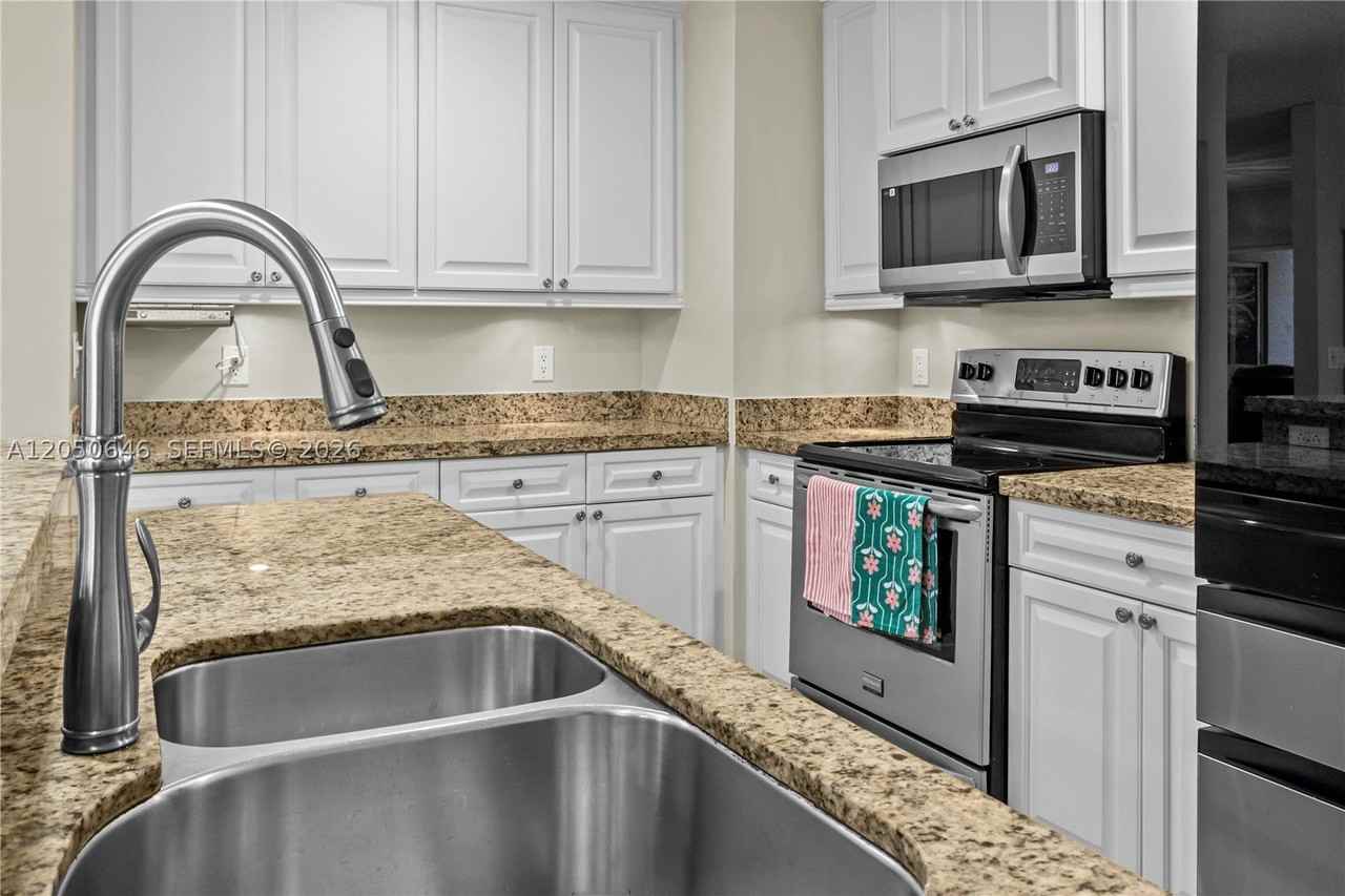 6885 Nw 75th Pl #6885 - Photo 7 of 45