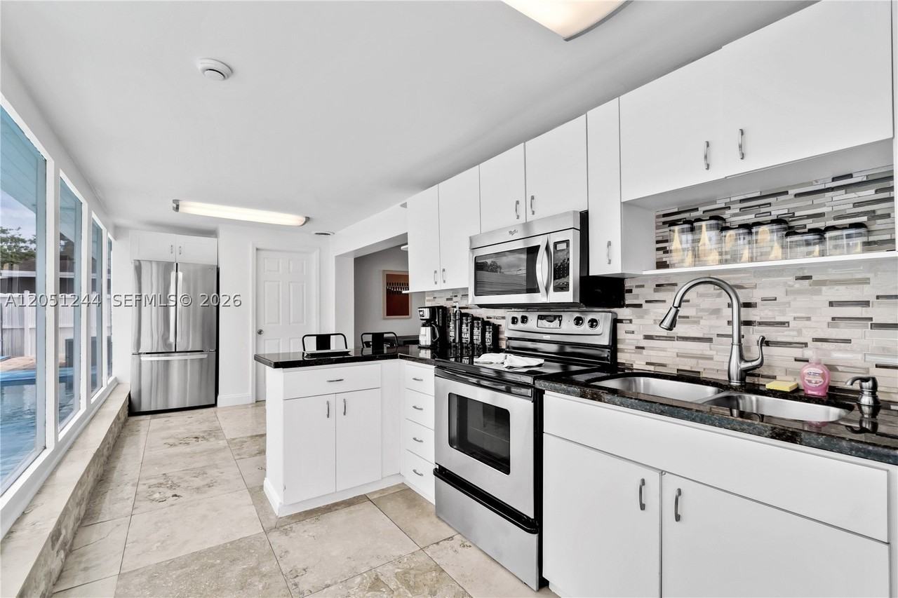 6661 Greene St - Photo 6 of 33