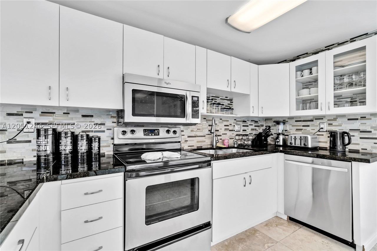 6661 Greene St - Photo 7 of 33