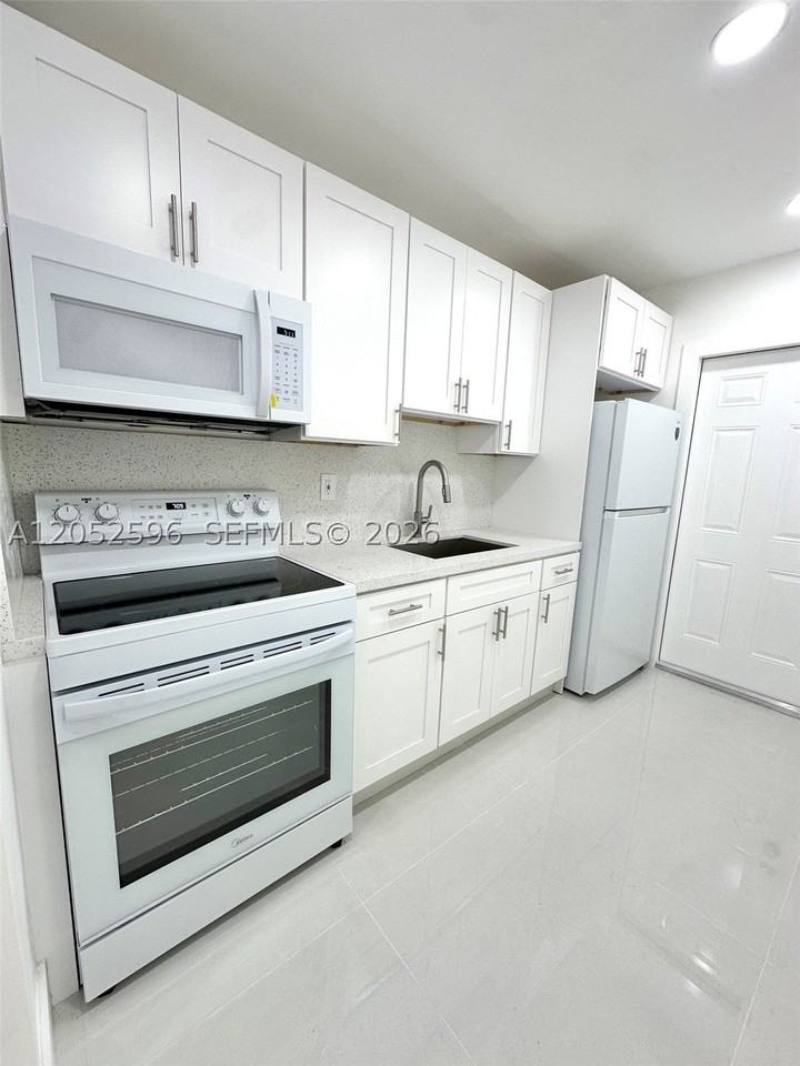 417 Nw 7th Ter #2 - Photo 3 of 12