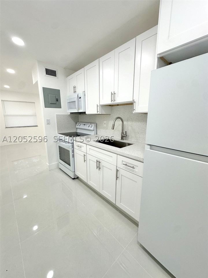 417 Nw 7th Ter #2 - Photo 4 of 12