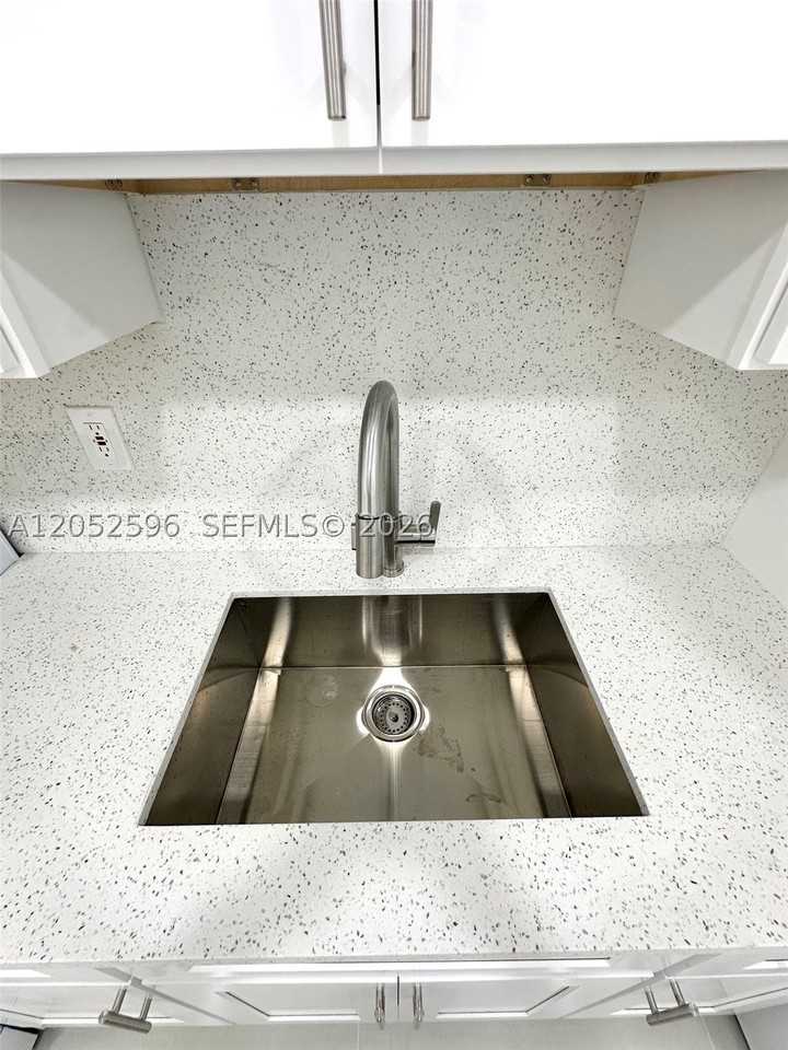 417 Nw 7th Ter #2 - Photo 6 of 12