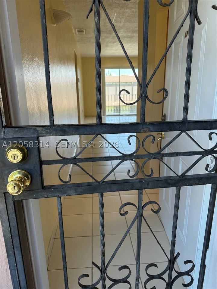 10 Sw 45th Ave #33 - Photo 2 of 4