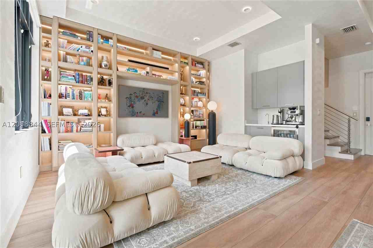 5080 Nw 84th Ave - Photo 4 of 15