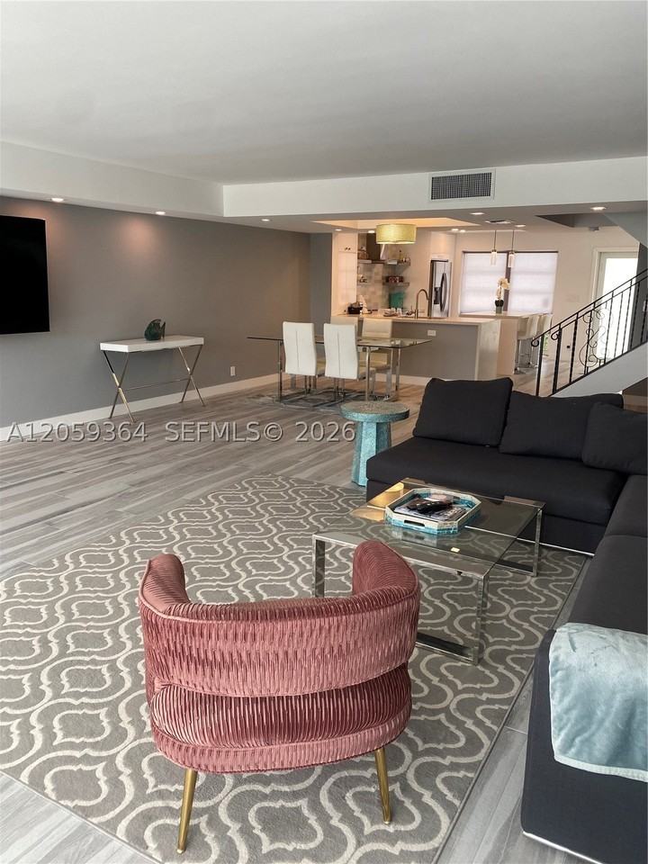 613 Ne 26th Ave #613 - Photo 3 of 25