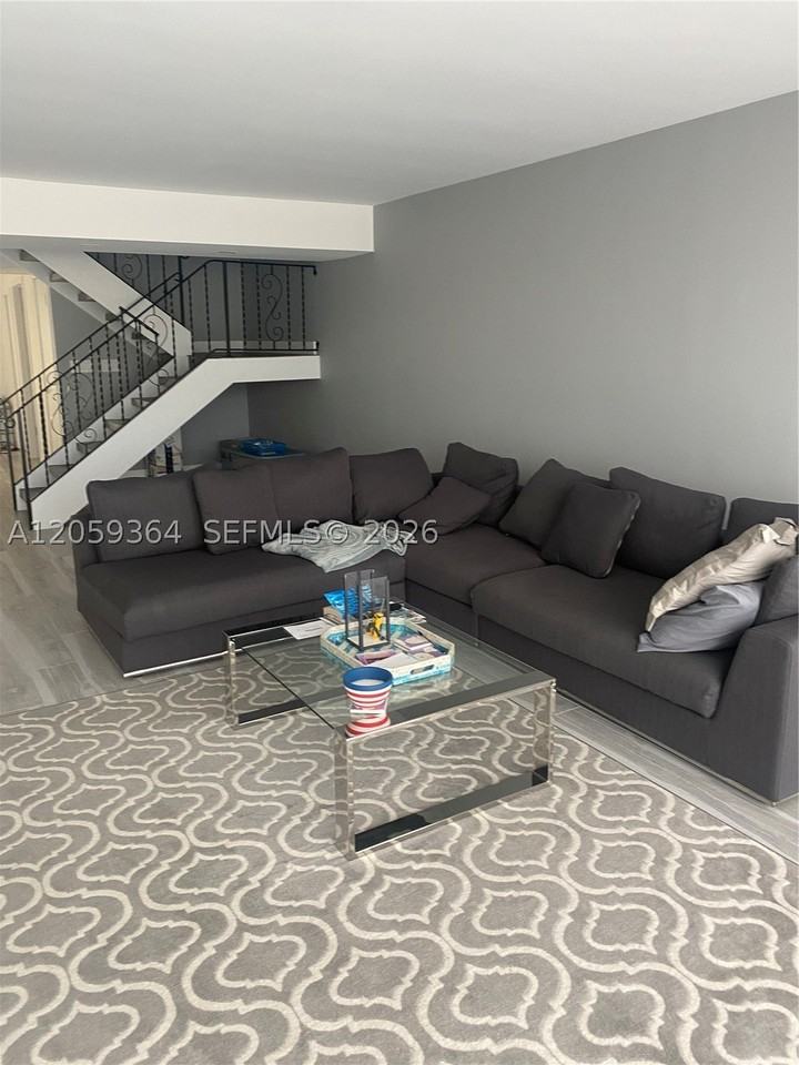 613 Ne 26th Ave #613 - Photo 5 of 25