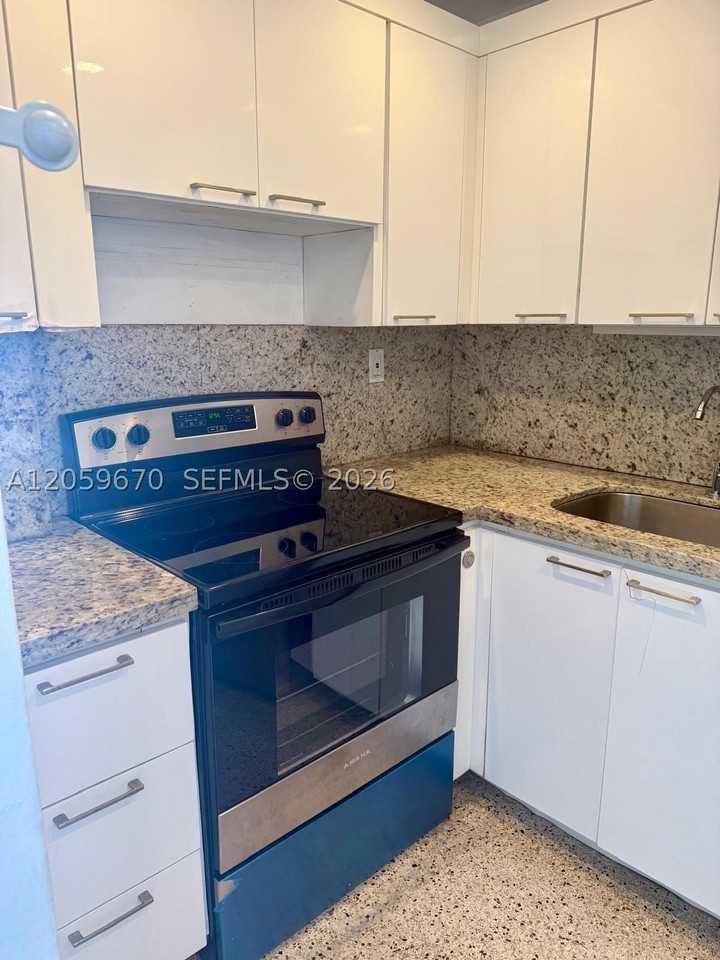 1736 Sw 19th St #404 - Photo 4 of 18