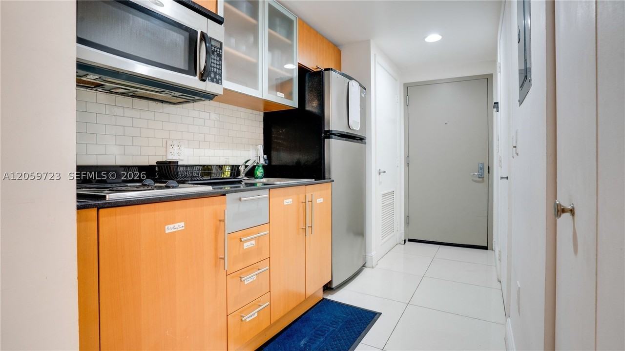 1750 N Bayshore Dr #2507 - Photo 3 of 15