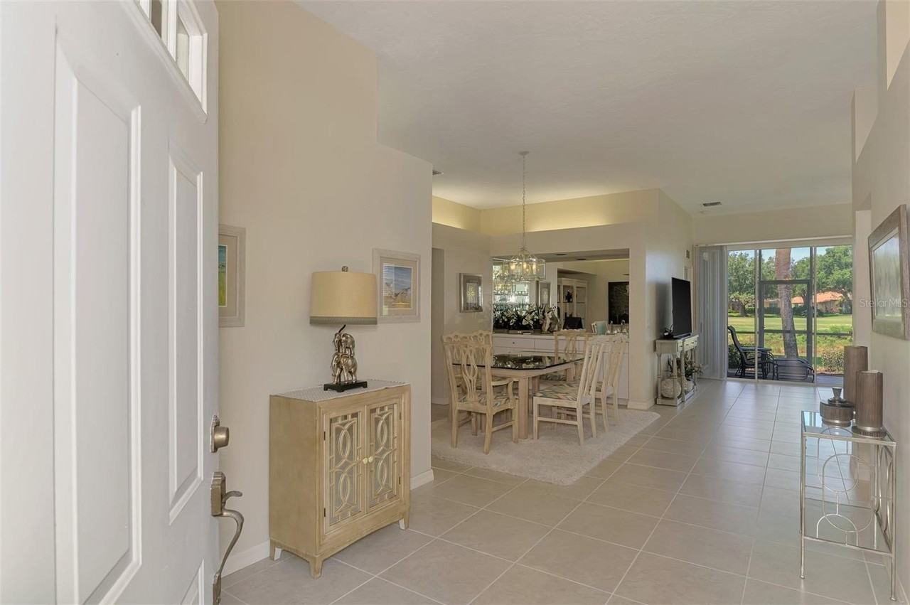 549 Fallbrook Dr - Photo 4 of 50