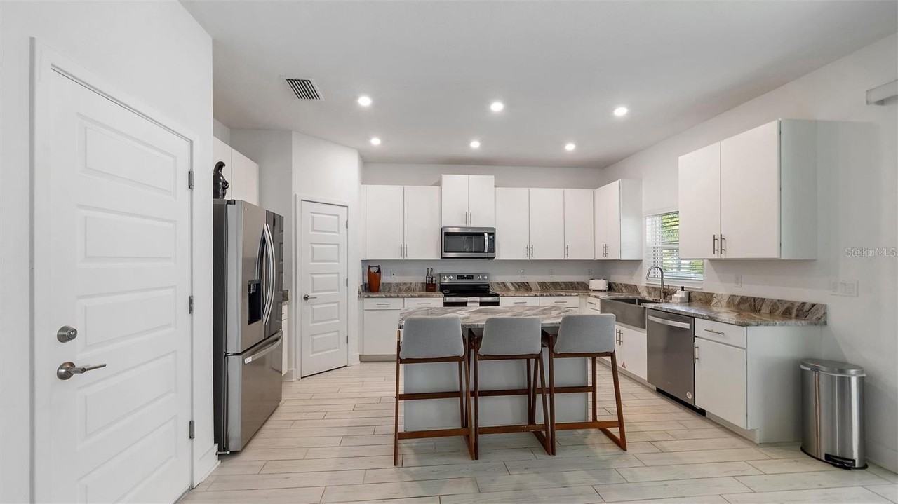 2587 Temple St - Photo 4 of 25