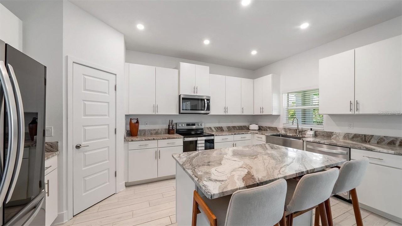 2587 Temple St - Photo 5 of 25
