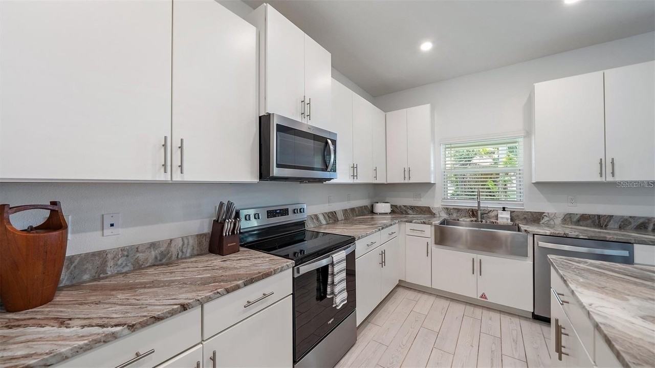 2587 Temple St - Photo 6 of 25