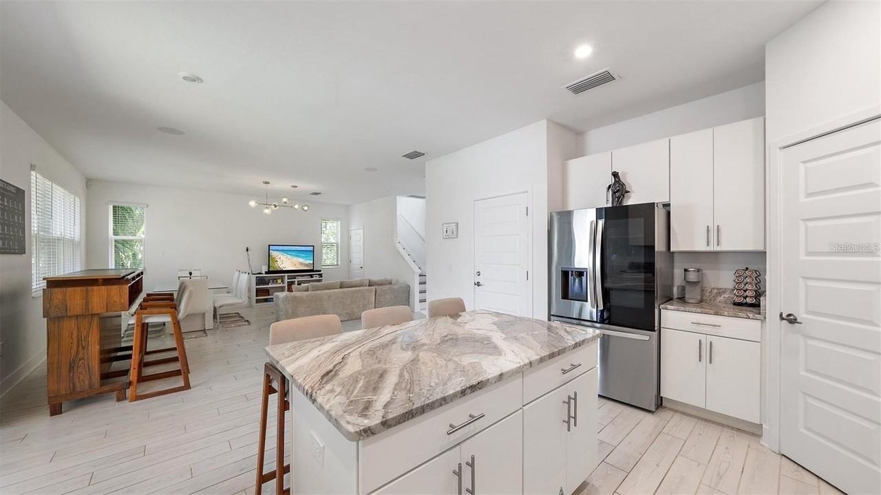 2587 Temple St - Photo 7 of 25