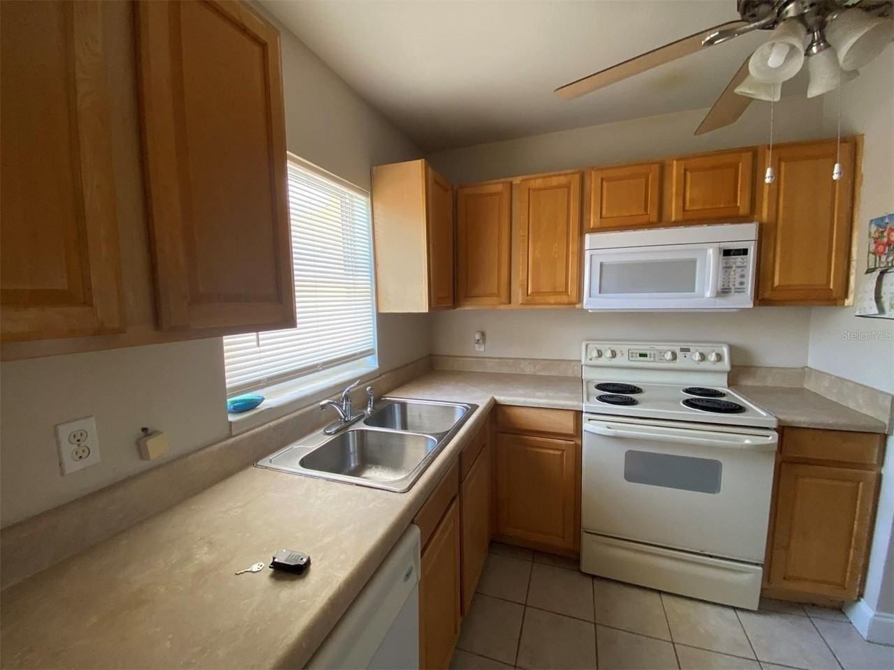 22017 Beverly Ave - Photo 4 of 12
