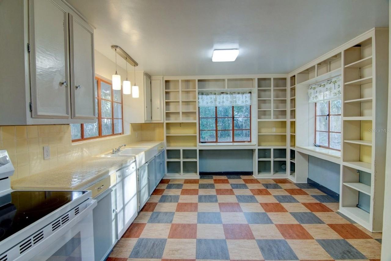 2049 Nw 9th Ave - Photo 4 of 17