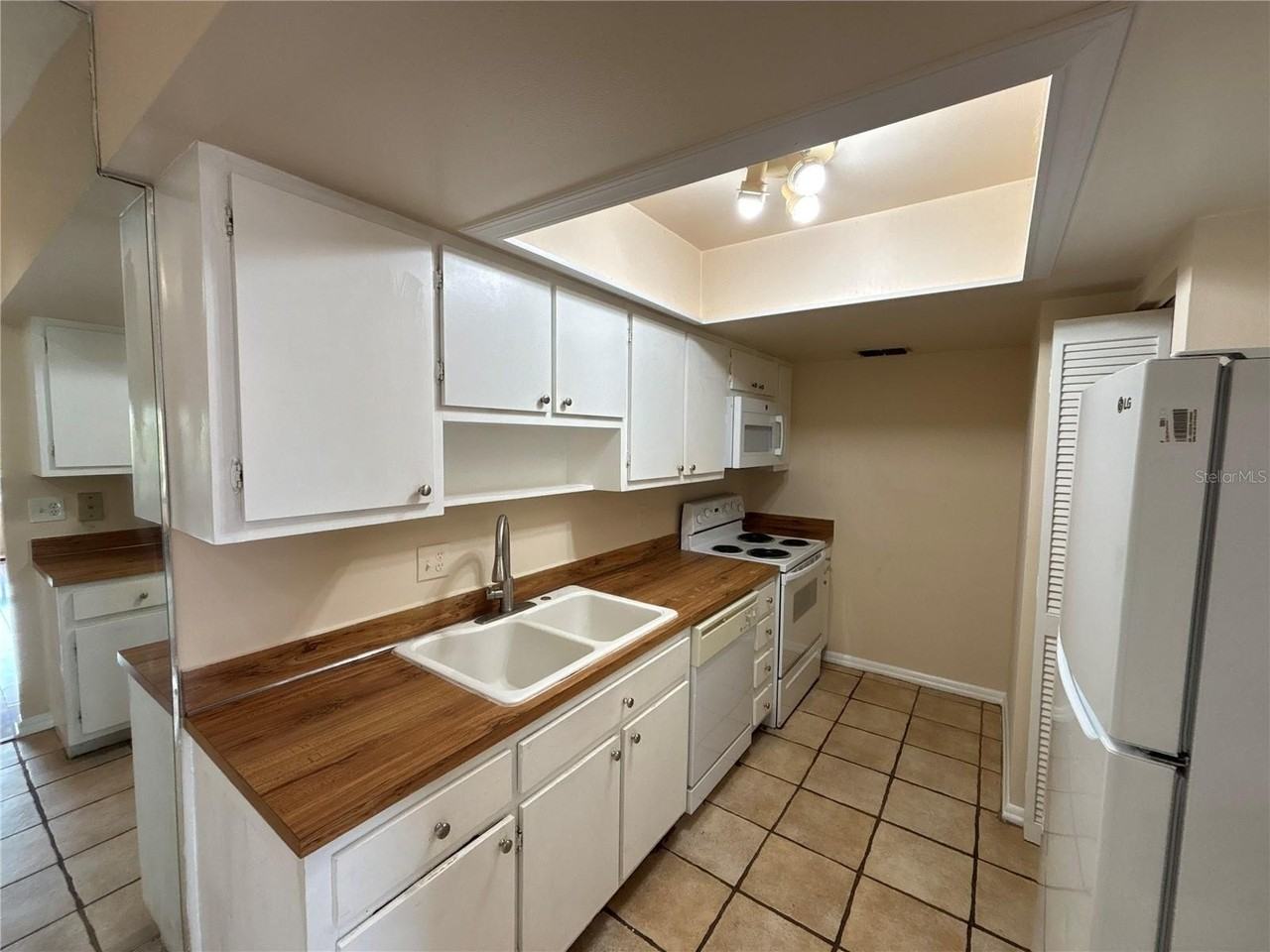 5169 Vineland Rd #B208 - Photo 4 of 32