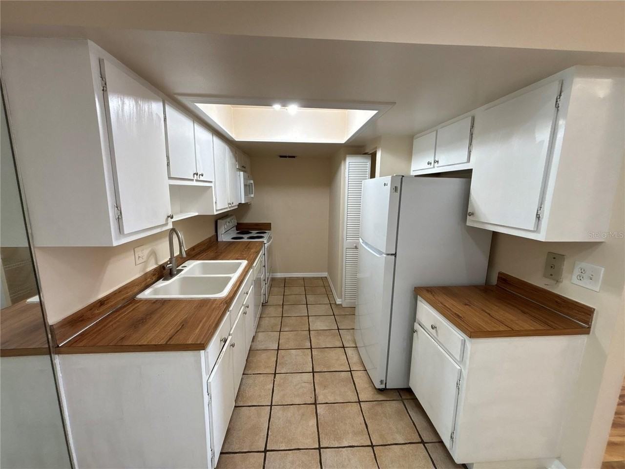 5169 Vineland Rd #B208 - Photo 5 of 32