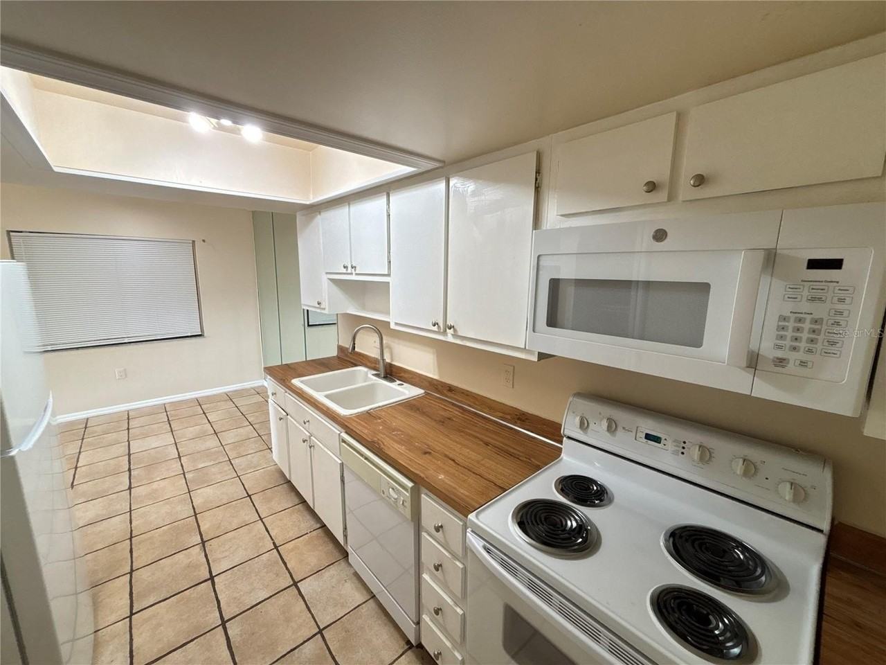 5169 Vineland Rd #B208 - Photo 6 of 32