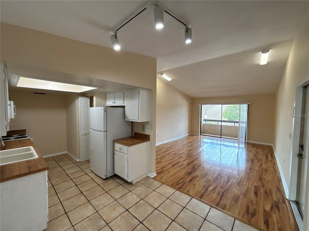5169 Vineland Rd #B208 - Photo 7 of 32