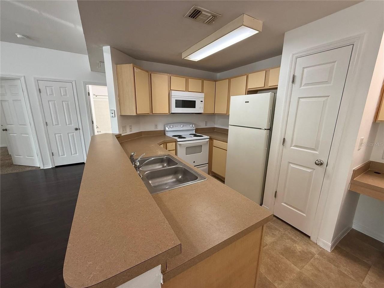 2015 Erving Cir #102 - Photo 4 of 9