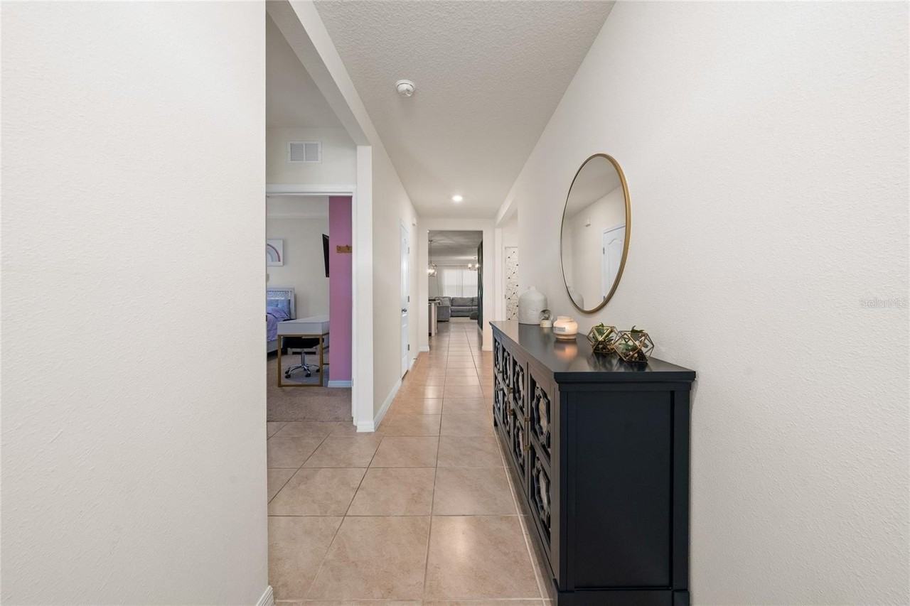 687 Griffon Ave - Photo 5 of 35