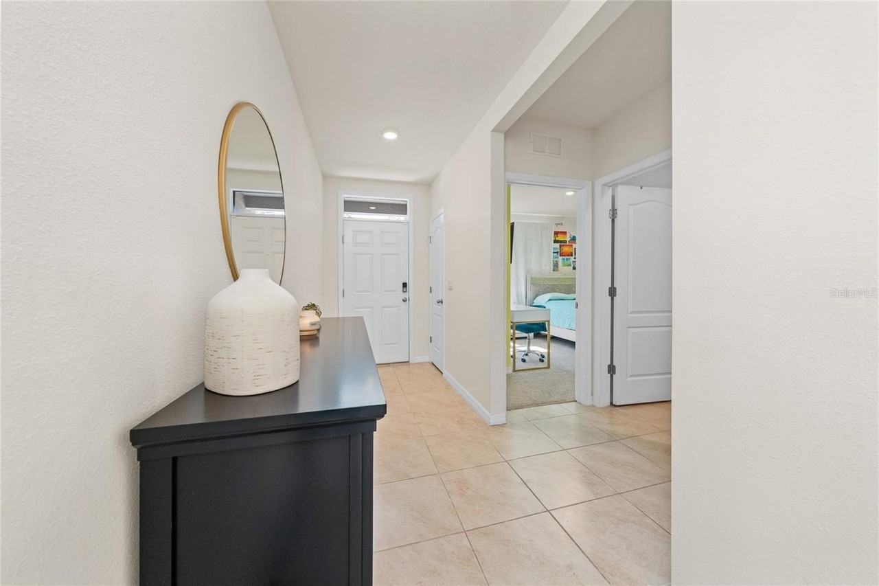 687 Griffon Ave - Photo 6 of 35
