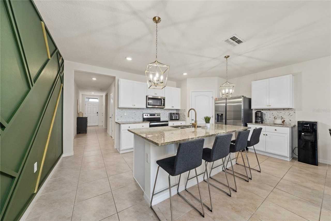 687 Griffon Ave - Photo 7 of 35