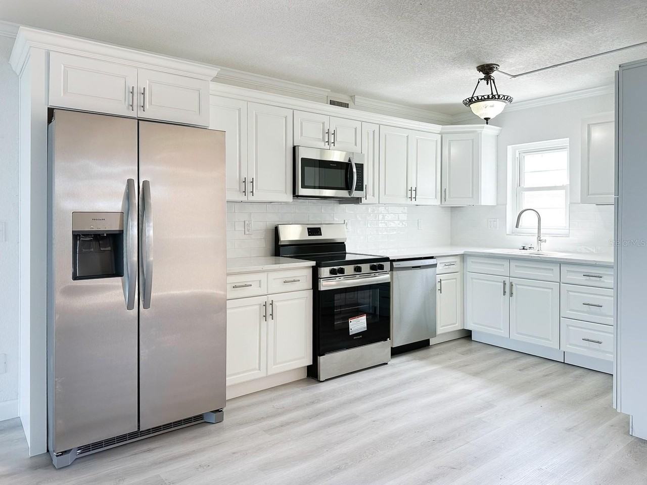 7910 Sun Island Dr S #101 - Photo 4 of 27