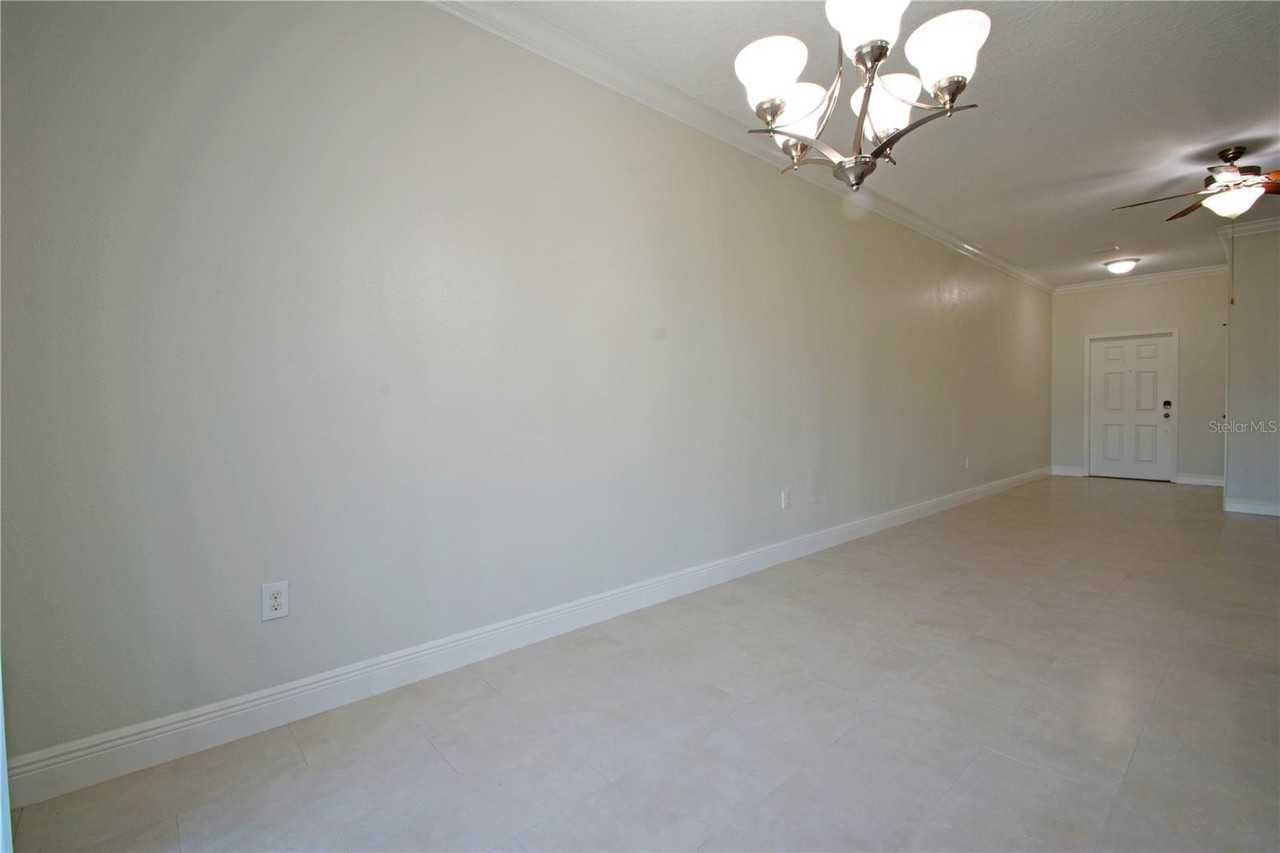 11925 Greengate Dr - Photo 5 of 47