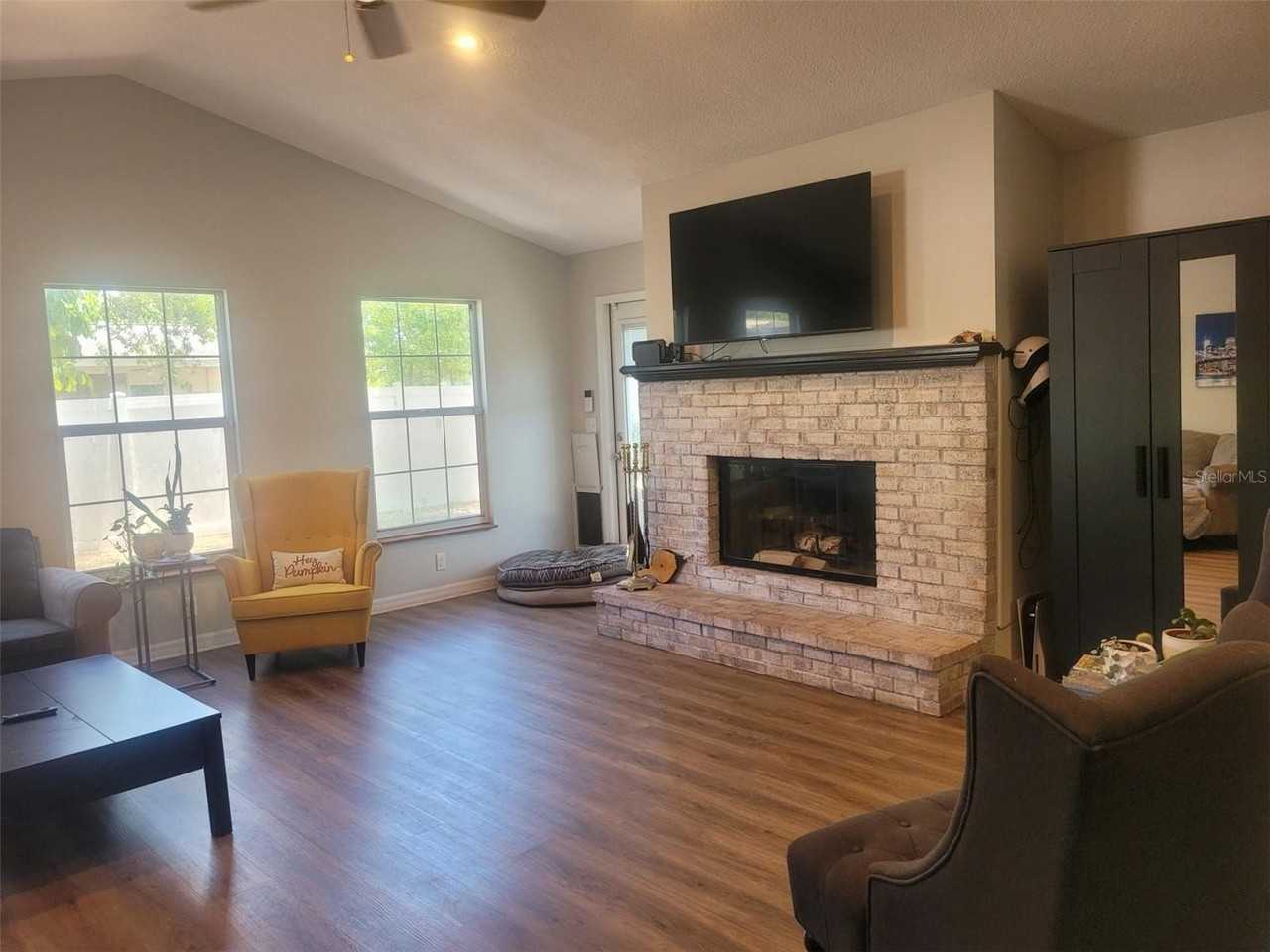 1714 Prince Philip St - Photo 3 of 36