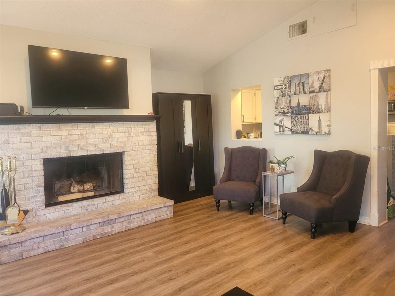 1714 Prince Philip St - Photo 5 of 36