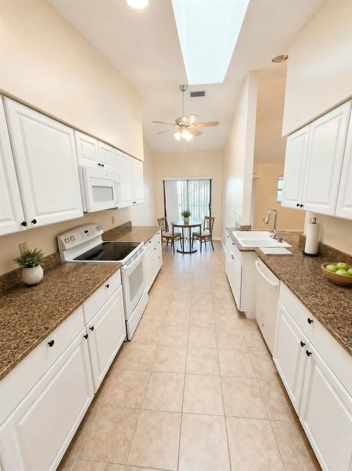 1203 Saxony Cir #C - Photo 3 of 17