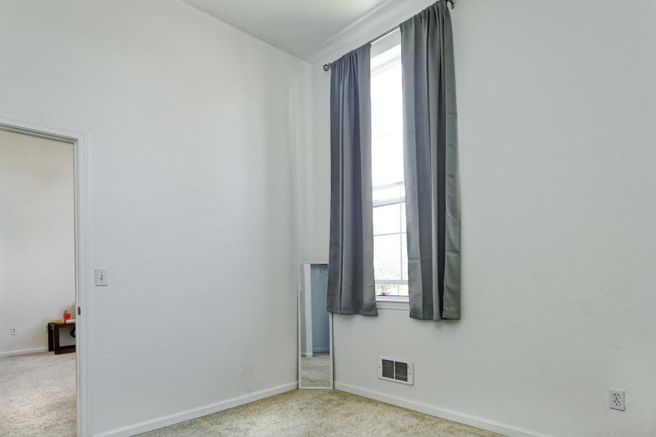 516 Martha St - Photo 7 of 13