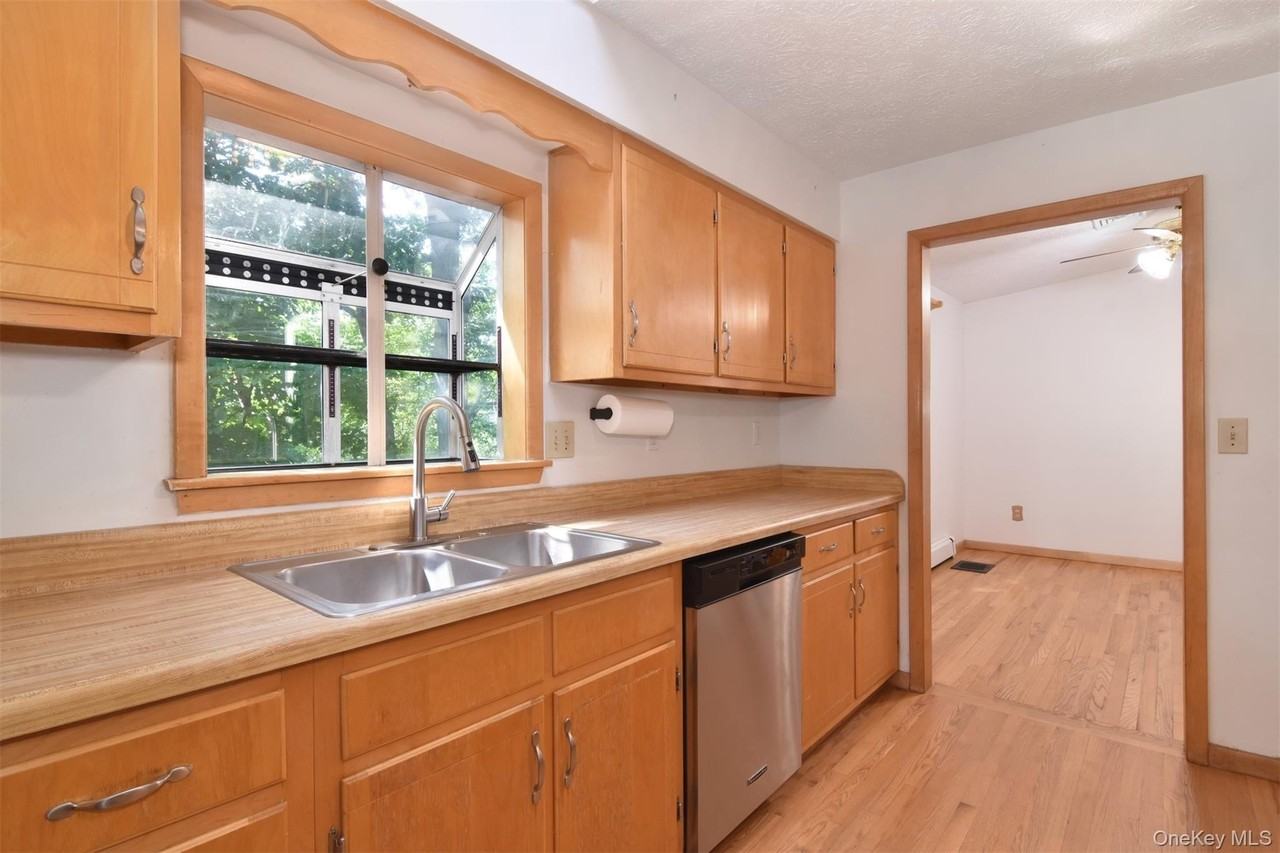 32 Springwood Ave - Photo 7 of 25