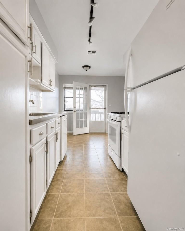 24 Milford Ln - Photo 4 of 18