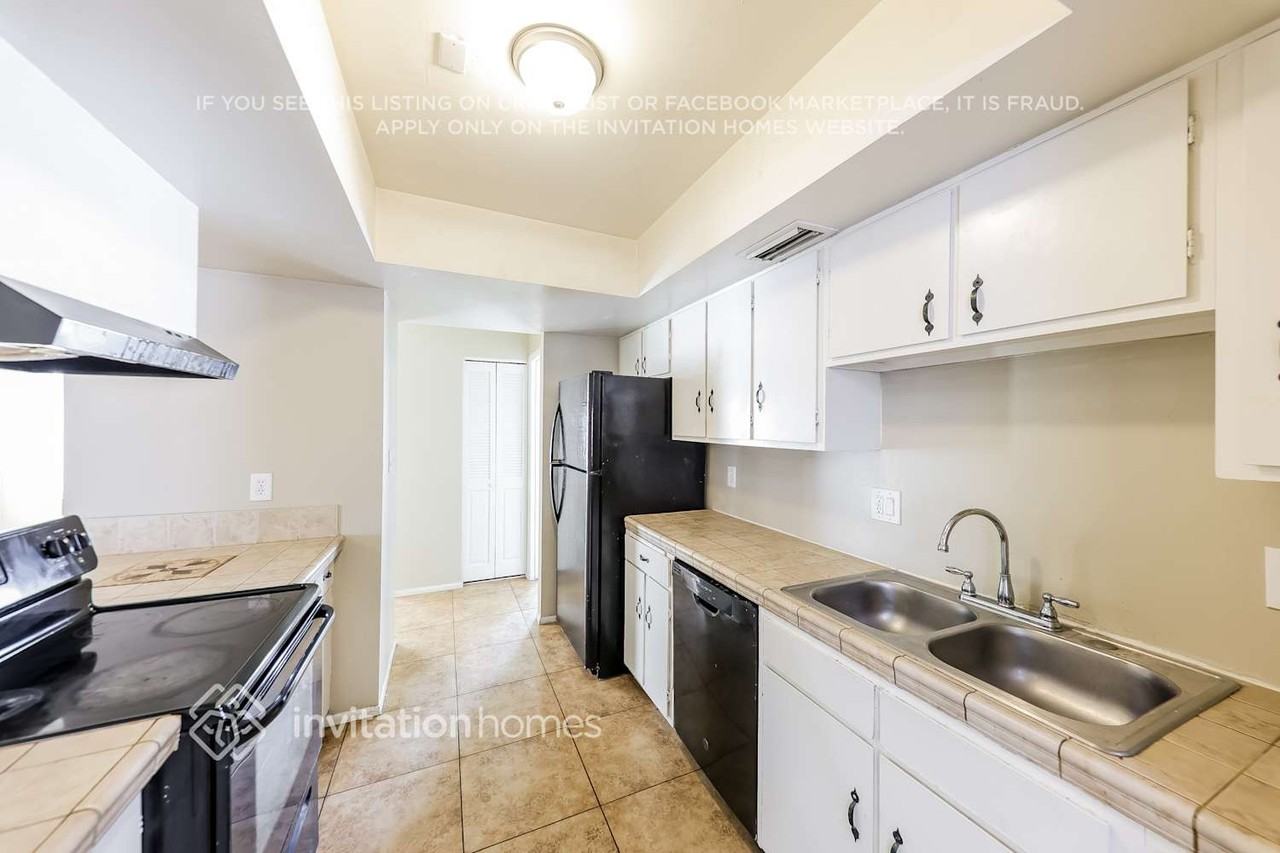 6938 W Haven Ave - Photo 6 of 17