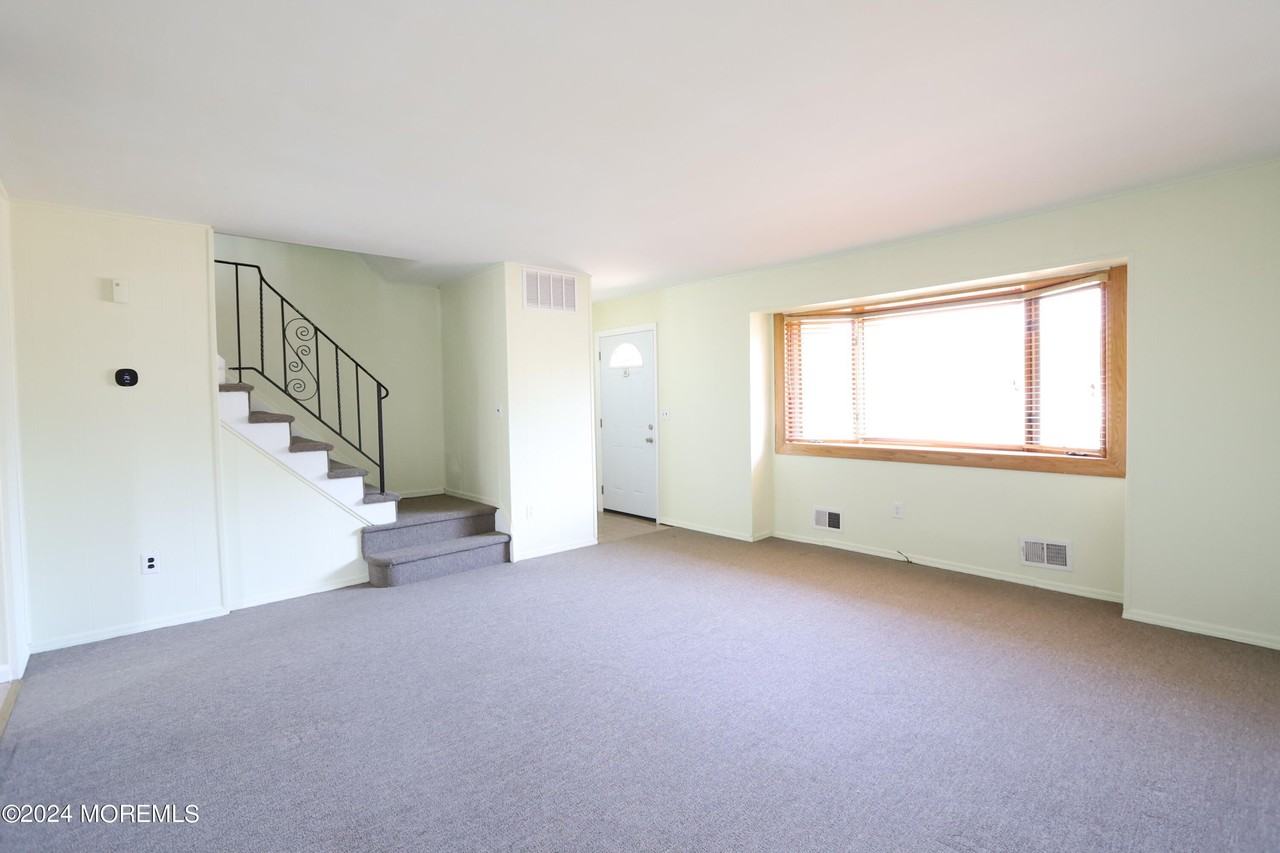 814 Laurel St - Photo 3 of 11
