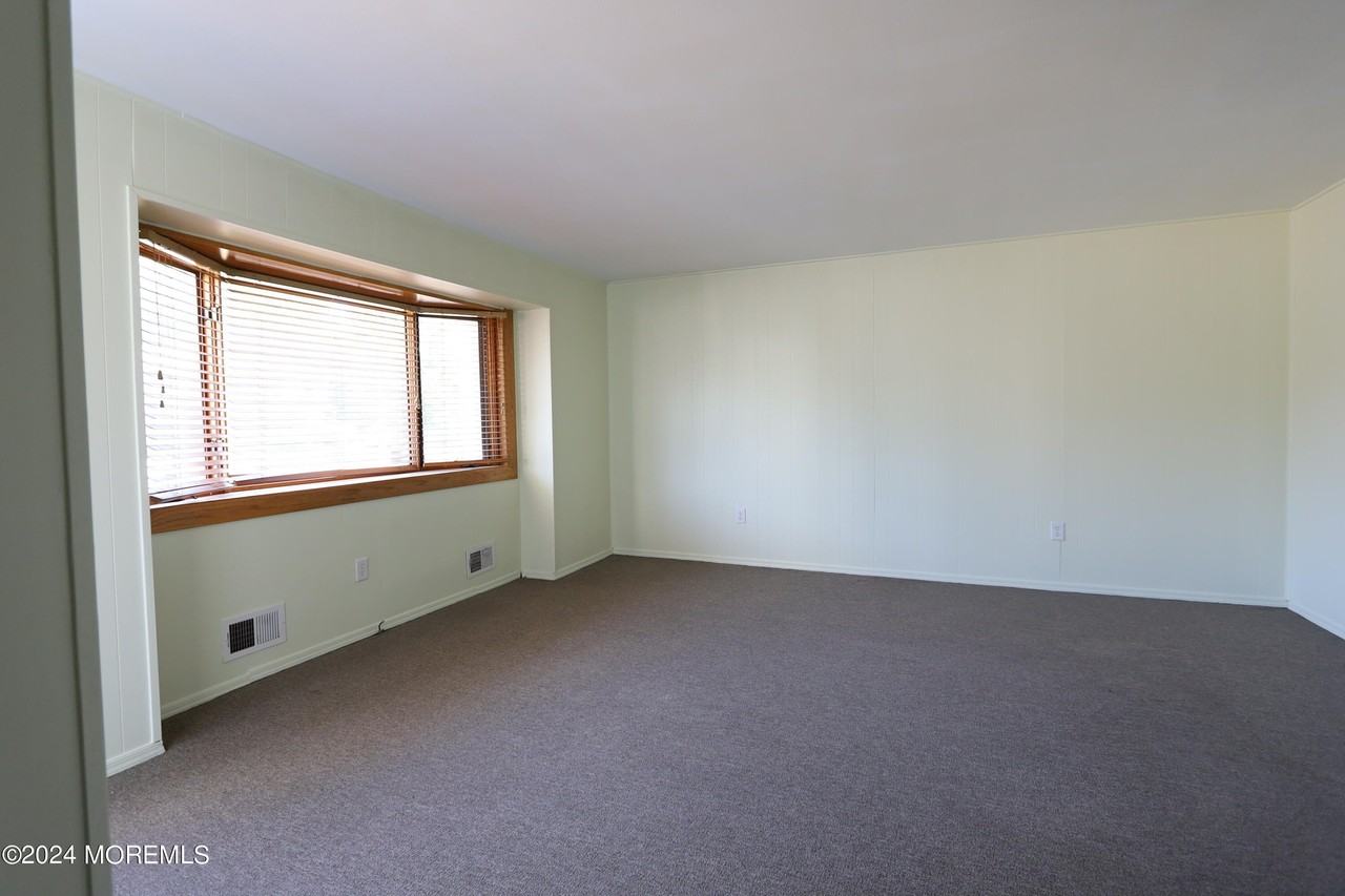 814 Laurel St - Photo 5 of 11