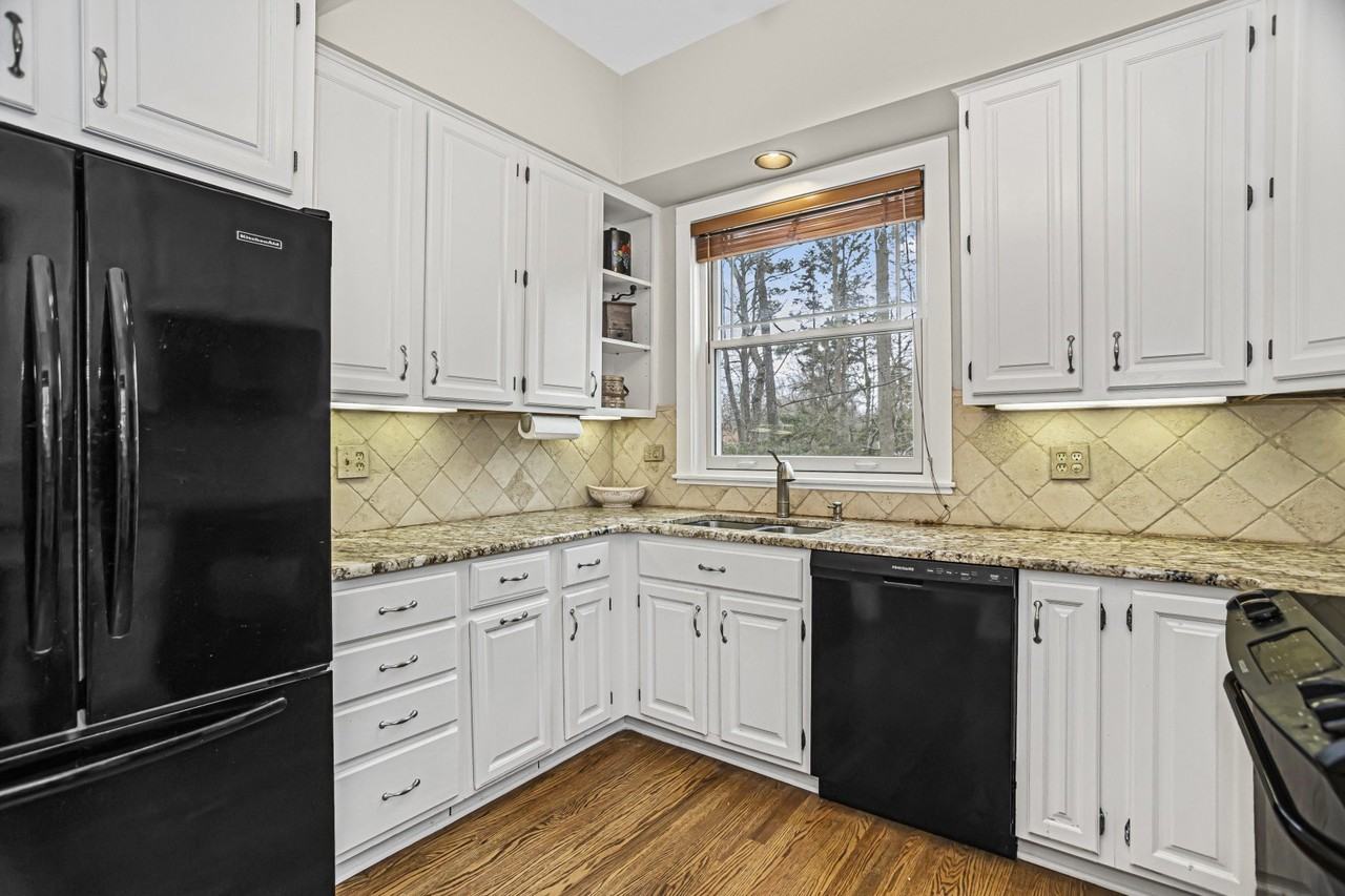 2078 Linden Ave - Photo 5 of 16