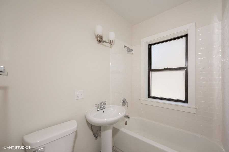 4934 W Jackson Blvd #1W - Photo 5 of 9