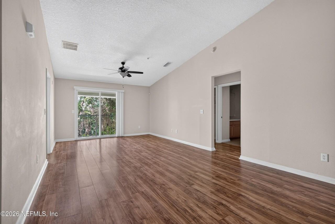 7047 Deer Lodge Cir #106 - Photo 5 of 33