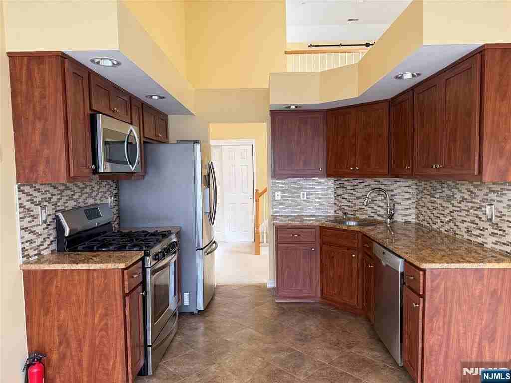 884 Somerset Ct - Photo 6 of 18